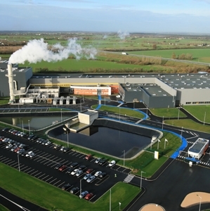 Une nouvelle ligne de production de laine de verre à souffler sera mise en route mi-2019 dans l’usine de Chemillé (49). [©Isover]