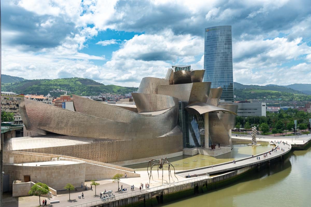L'œuvre la plus emblématique de Frank Gehry – sans doute le musée Guggenheim de Bilbao, achevé en 1997 – est semblable à un navire ou une créature marine. [©ACPresse]