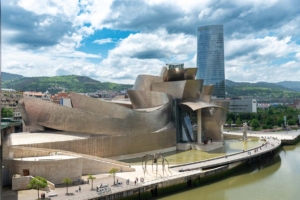 L'œuvre la plus emblématique de Frank Gehry – sans doute le musée Guggenheim de Bilbao, achevé en 1997 – est semblable à un navire ou une créature marine. [©ACPresse]