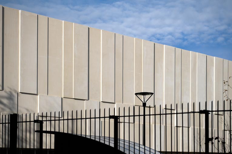 Ce qui caractérise la façade est l’impression de non-continuité des panneaux de façade. [©ACPresse]