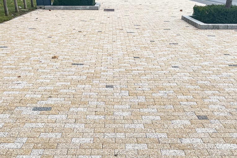 Pavés réalisés à l’aide de coquillages broyés, une manière de favoriser les économies de ressource. [©Alkern]