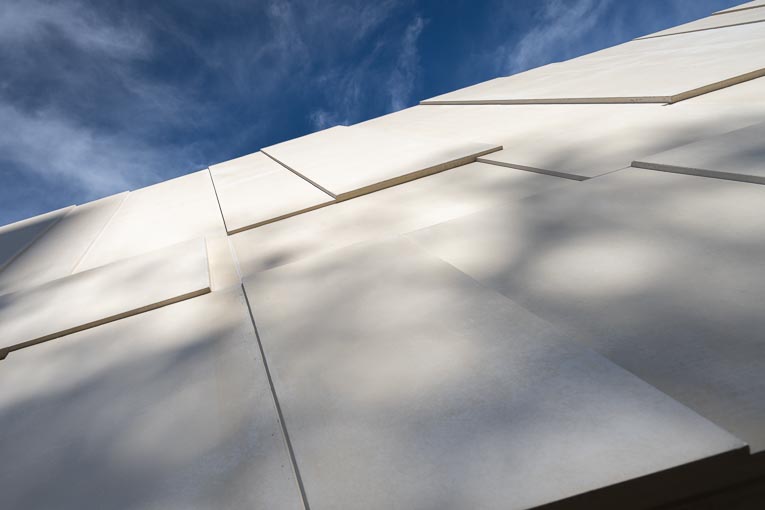 Les panneaux de façade présentent, de manière aléatoire, trois épaisseurs différentes. [©ACPresse]