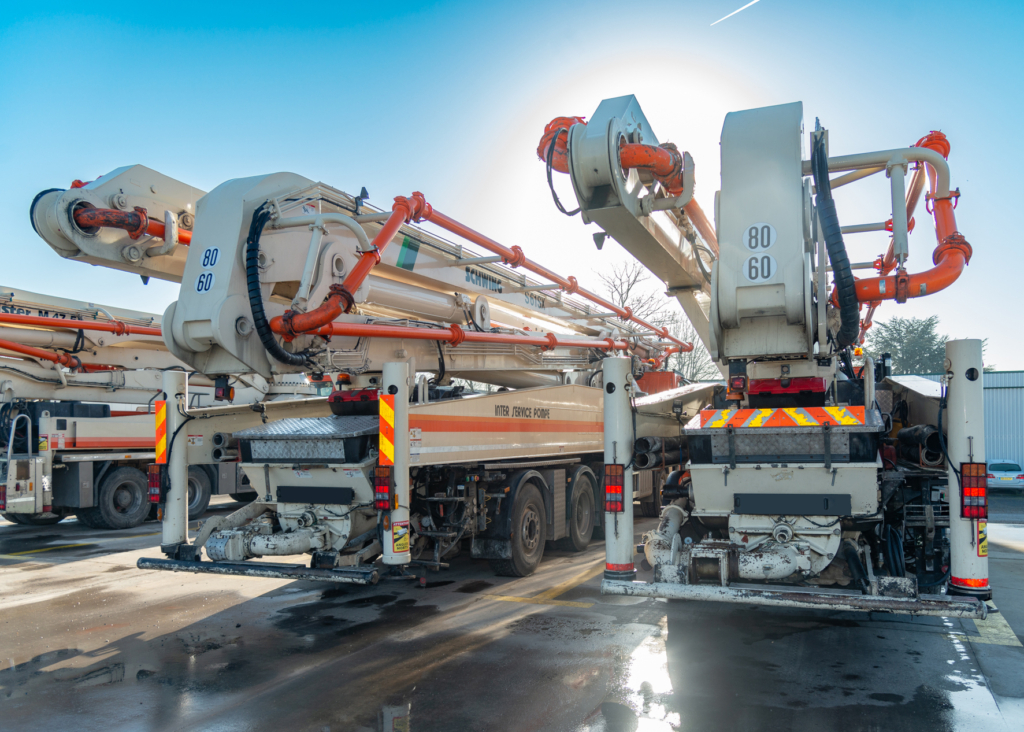 Les pompes à béton sont des équipements conçus pour simplifier la mise en œuvre du béton frais sur site. Elles sont le cœur battant des chantiers. [©ACPresse]