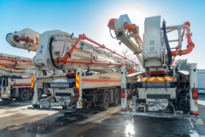 Les pompes à béton sont des équipements conçus pour simplifier la mise en œuvre du béton frais sur site. Elles sont le cœur battant des chantiers. [©ACPresse]