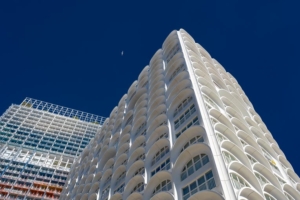 Les lignes courbes en béton de la Porte Bleue semblent vouloir s’opposer aux lignes droites et tendues de la tour La Marseillaise. [©ACPresse]