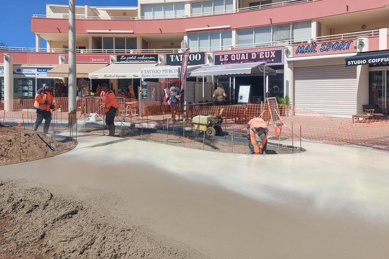 Avec la mise en œuvre d’un béton désactivé, l’image du centre-bourg d’Adge (34) s’en trouve rehaussée. [©Lam BTP]