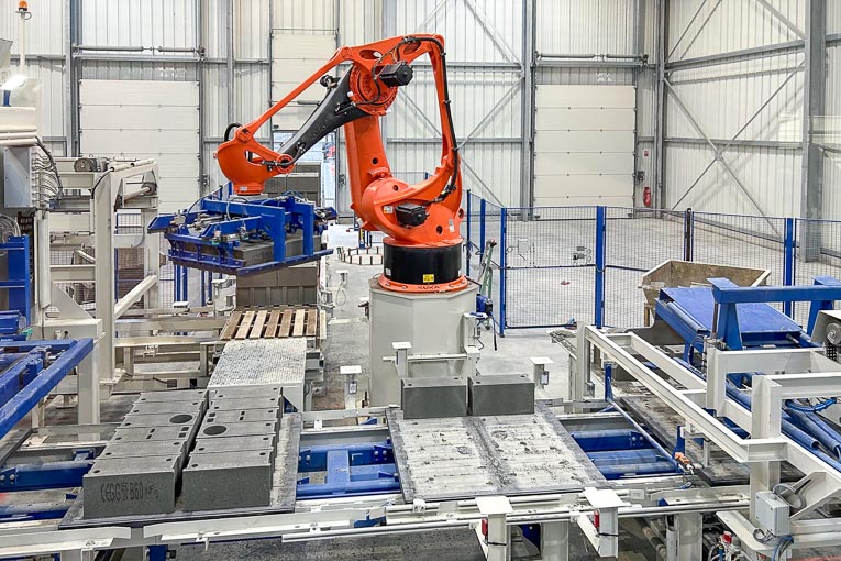 Palettisation par robot sur la ligne de production de la nouvelle presse Quadra Q12. [©Wasa]