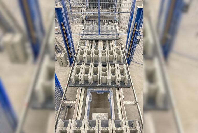 En sortie de presse (Quadra Q6), les blocs béton présentent un compactage optimal et une hauteur uniforme. Les planches contribuent beaucoup dans l’obtention de ce résultat. [©Wasa]