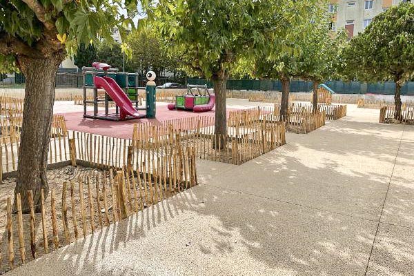 Cour d’une école maternelle, traitée en béton drainant et teinté. [©Chryso]