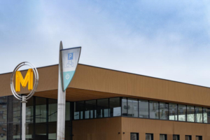 Le bâtiment est entièrement habillé d'un bardage couleur terre. [©ACPresse]