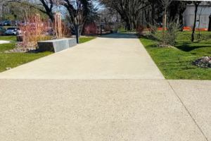 Pour l’aménagement des abords du pôle d’échange multimodal de Sainte-Eulalie, Cemex a livré 24 m3 de béton drainant Pervia. [©Cemex]