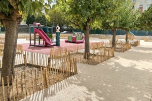 Cour d’une école maternelle, traitée en béton drainant et teinté. [©Chryso]