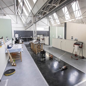 Le centre de formation dispose de tout le matériel nécessaire sur un chantier. [© Cermix ]