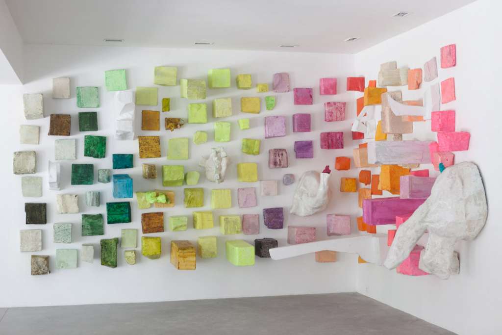 Bernard Quesniaux -Ensemble non monochrome mais rehaussé par têtes d’éléphant - 2016