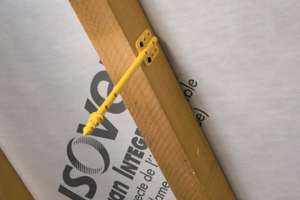 Integra 2 est une pièce en polymère (composite armé) à rupteur de ponts thermiques, qui maintient fermement la membrane entre l'isolant et la fourrure métallique. [©Isover]