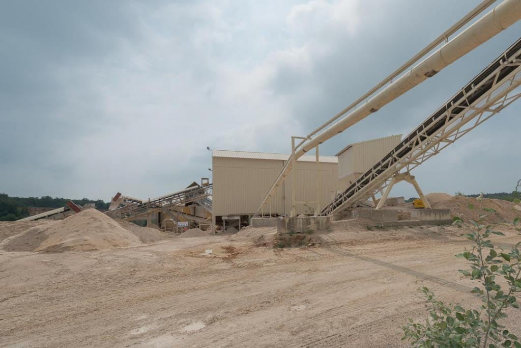 Unité de traitement des granulats au sein de la carrière de Villers-la-Faye. [©ACPresse