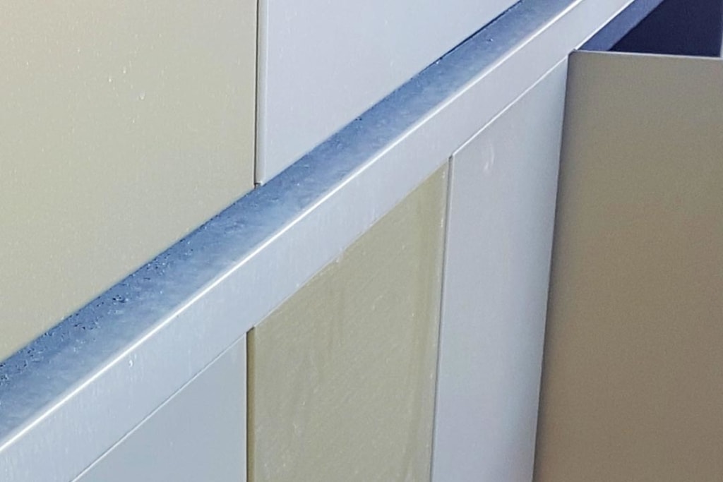 A chaque niveau, une coupure dans le bardage en aluminium permet de respecter les contraintes de réglementation incendie, vis-à-vis des risques de transmission du feu par les façades. [©Agence Viguier]