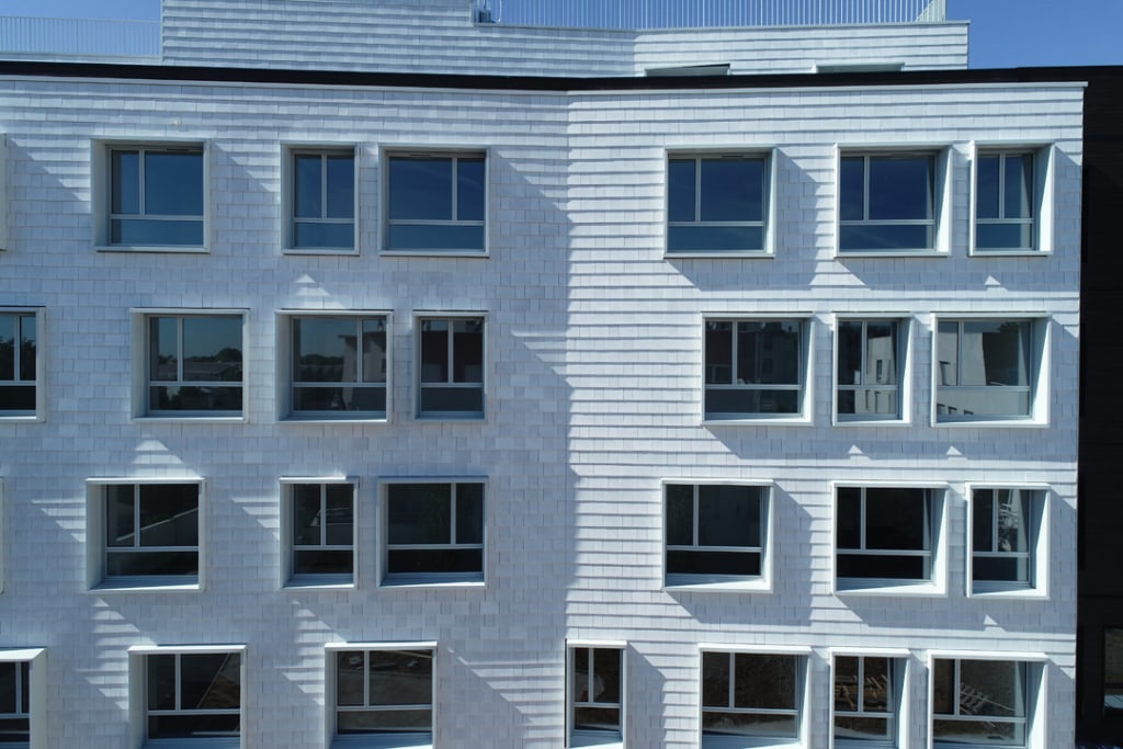 « Nous venons de terminer la livraison d’un très beau chantier de 1000 m2 de bardeaux émaillés blanc à La Courneuve avec le promoteur Nexity. »