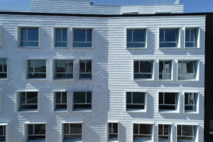 « Nous venons de terminer la livraison d’un très beau chantier de 1000 m2 de bardeaux émaillés blanc à La Courneuve avec le promoteur Nexity. »