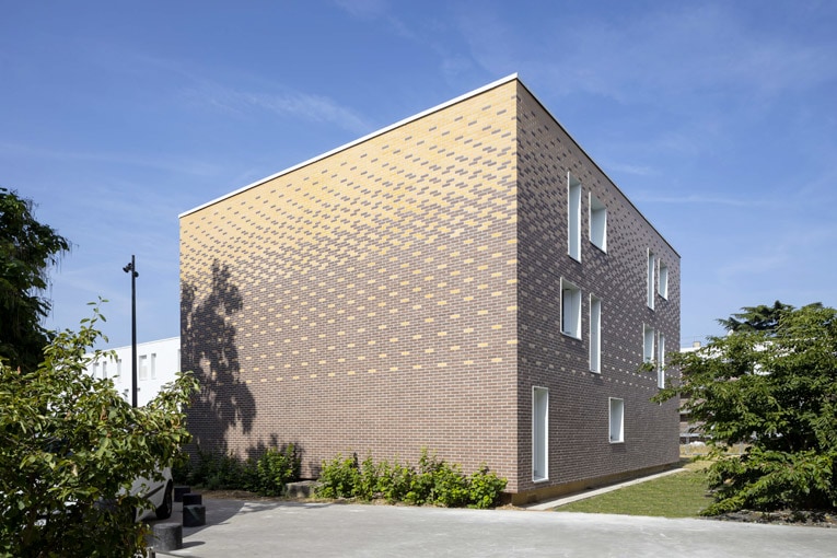 Les Résidences Yvelines Essonne s’est engagé dans un grand chantier de réhabilitation thermique des façades dans plusieurs quartiers de La Grande Borne. [©Zolpan]