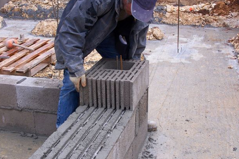 La grille de mise en œuvre permet de former les joints horizontaux.