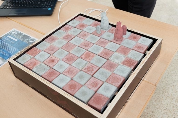 Une petite partie d’échecs connectée en béton ? [©ACPresse]
