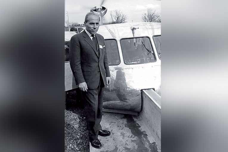 Jean Bertin, devant l’Aérotrain, son rêve brisé. [©L’Association des Mais de Jean Bertin]