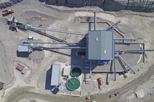 Au lieu de passer par Cran-Gevrier, les matériaux de la carrière de Planaz sont désormais traités directement sur le site. [©Annecy Béton Carrières]