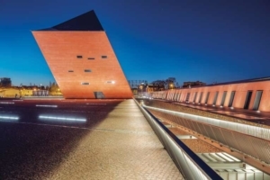 La tour de verre et de béton, illuminée le soir, est visible à des centaines de mètres à la ronde. [©Studio d’architecture Kwadrat]