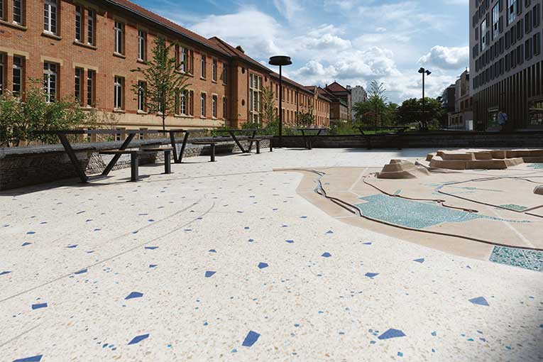 La promenade Broussais compte des espaces à thèmes, qui créent de l’animation et de la convivialité : jeux pour enfants, jeux de billes autour d’une maquette du Grand Paris en relief, “salon” des découvertes… [©ACPresse)