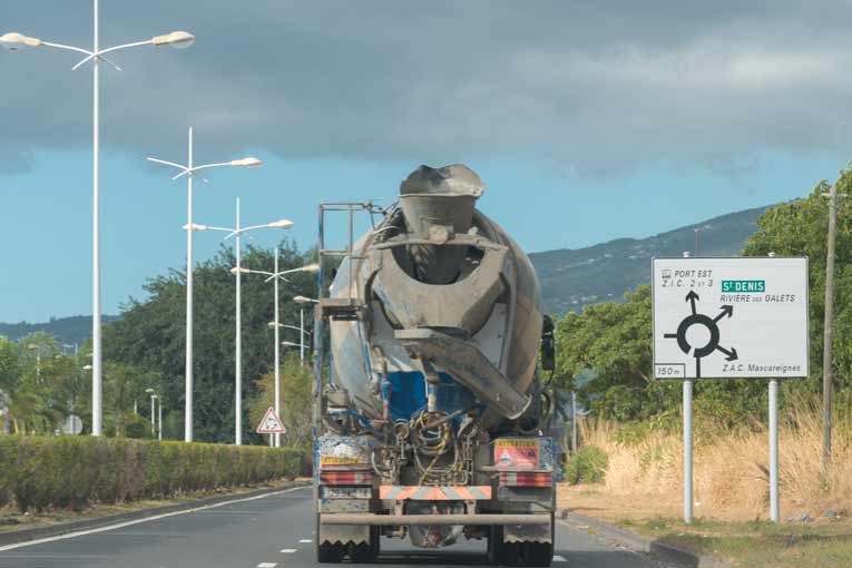Du fait d’un centre de gravité déplacé vers le haut, le risque de  renversement d’un camion-toupie reste élevé, en particulier dans les virages au niveau des ronds-points.  [©ACPresse]