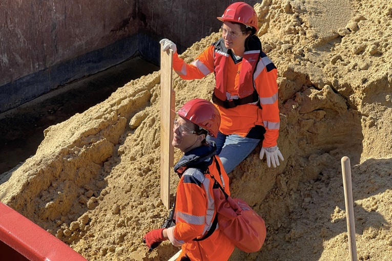 Les deux artistes préparent leur oeuvre pour l'Odyssée.