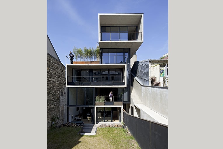 La maison de ville Monténégro (p. 80), à Paris, repose sur une conception unitaire de trois maisons. Son architecte Franck Salama a partagé les habitations en trois cubes de béton brut, superposés les uns sur les autres. [©Hervé Abadie]