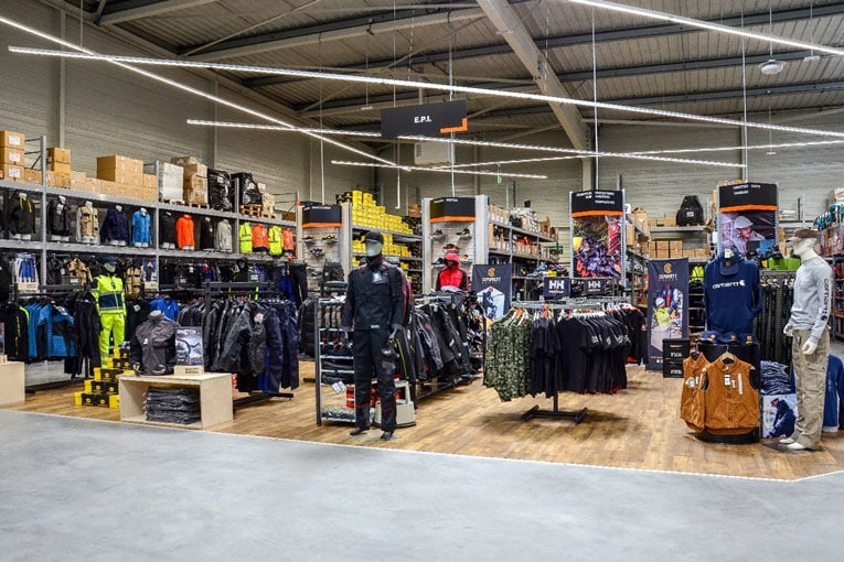 Champion joue avec les matières, les couleurs et les stocks pour mettre en scène ses différents articles. [©Champion]