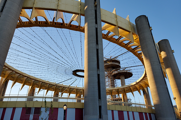 Le site est composé de trois tours hautes de 18, 45 et 68 m et d'un pavillon à ciel ouvert. Qui, à l'époque, avait été appelé “la Tente de demain”. [©photo courtesy of the New York State Pavilion Paint Project]