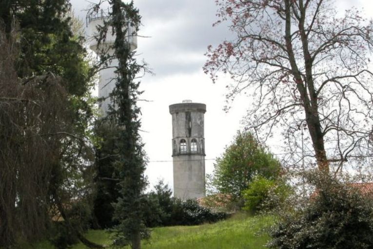 Une salle vitrée donnant sur l’horizon se trouve au sommet du château d'eau de Podensac. [©Le Groupe des Cinq]