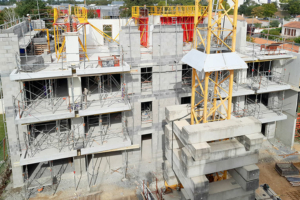 A l’est de Poitiers, le projet “Connexion Fac”, un ensemble de 25 logements collectifs, à nécessité 100 m3 de BPE bas carbone composé du ciment 0 % clinker d’Hoffmann Green. [©Boutillet]