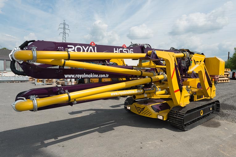 Le HCS 16+4, un mât sur chenillard de la marque turque de Royal MAC est distribué en France par ACM Équipements. [©ACPresse]