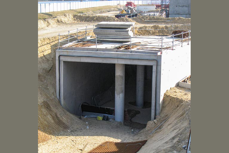 La lixiviation touche souvent les ouvrages hydrauliques. Construction d’une conduite d’amenée des eaux usées dans une station d’épuration. 
[©ACPresse]
