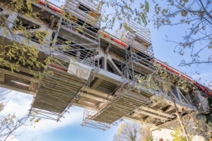 Construit en 1936, le pont de Saint-Laurent-de-la-Cabrerisse enjambe la Nielle et permet de relier les deux moitiés du village. [©ACPresse]