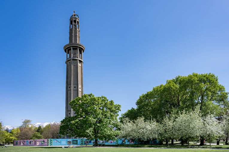 Sise au cœur du parc Paul Mistral, la tour Perret de Grenoble se développe sur une hauteur de 86 m. [©ACPresse]