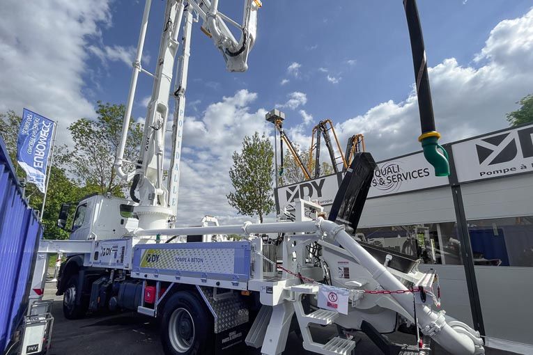 La pompe 27X-4Z de Dy possède une tourelle à rotation sur 360 ° en continu, afin de déployer la flèche dans n’importe quel sens. [©ACPresse]