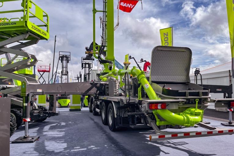 Parmi les pompes à béton Zoomlion figure la 43X-5RZ, une machine avec une flèche de 43 m à 5 sections. [©ACPresse]
