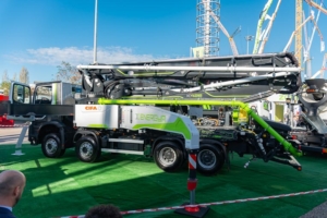 Montée sur un porteur thermique, la pompe automotrice Cifa Energya K42 E peut être branchée à une prise électrique présente sur le chantier. [©ACPresse]