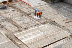 Pose de prédalles sur un chantier.