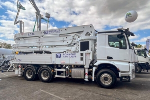 La pompe à béton 5Z36 de Bonneux - Xanjer est dotée d’une flèche 5 bras à pliage en “Z”. [©ACPresse]