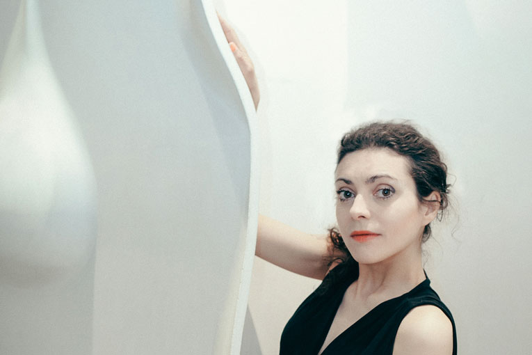 Milène Guermont vient d’être élevée au rang de Chevalier de l’Ordre national du mérite. [©Lena Sokorina// Mini Agua ©Milène Guermont - ADAGP]