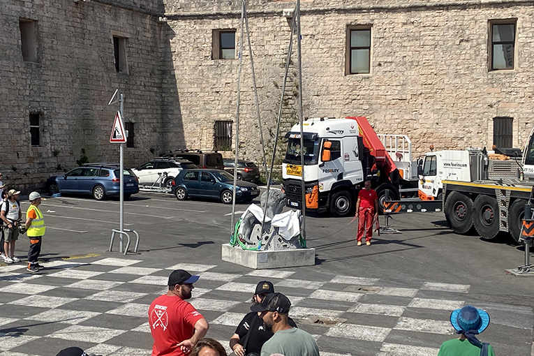 Départ du Vieux Port de Marseille pour l'immersion de l'Octo-cérébrum de Floriane Lisowski. [©ACPresse]