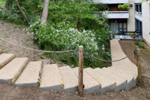 Escalier en béton désactivé réalisé Ramon Construction au sein du parc naturel de Sèvres. [©Béton Bâtir Sud Francilien]