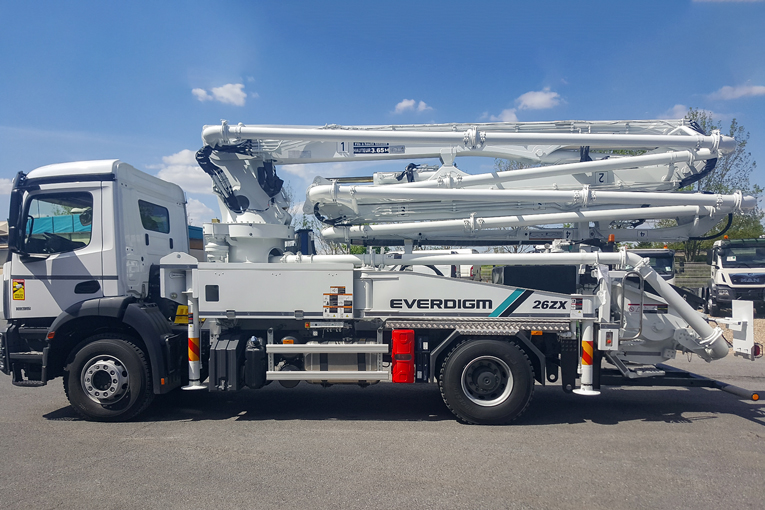 D’un PTAC de 19 t, la pompe à béton automotrice ECP26ZX est le produit phare de Hyundai Everdigm parmi ces machines d’une portée de 20 à 56 m. [©Hyundai Everdigm]